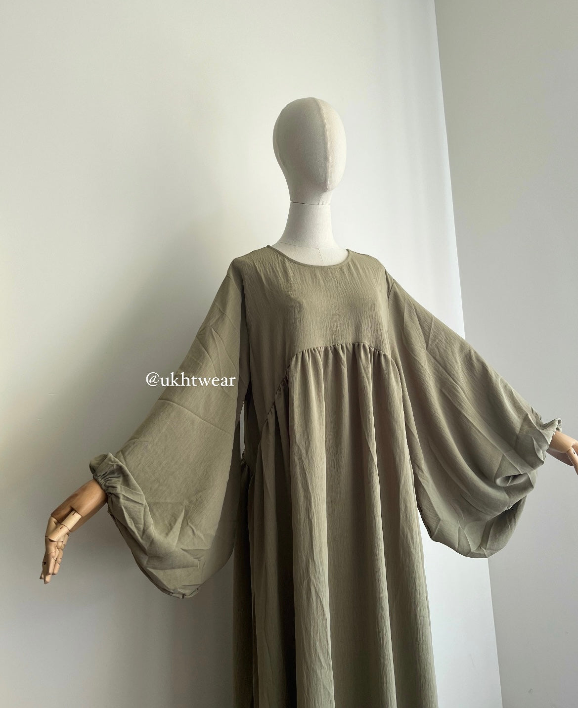 Balloon sleeve abaya